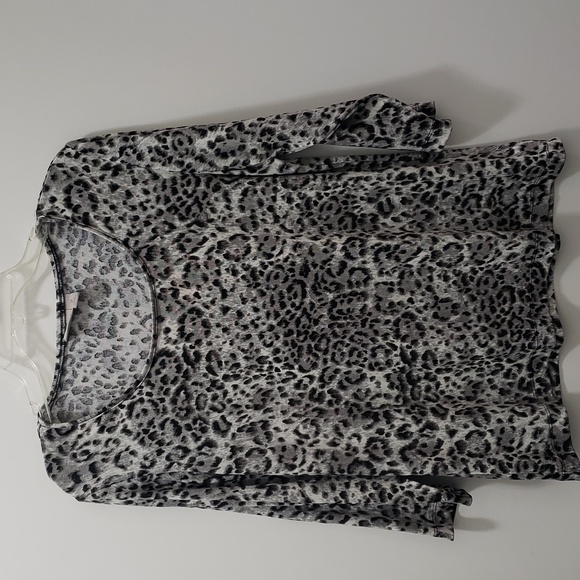NWOT Chico's Easy to Wear No Iron 3/4 Sleeve Snow Leopard Print Top - Picture 1 of 6